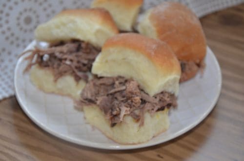 dinner-rolls-with-shredded-beef