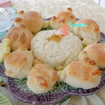 Pashka Easter cheese with buns on a platter.