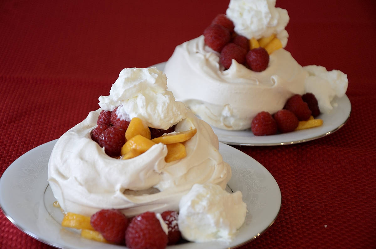 Pavlovas on dessert plates.