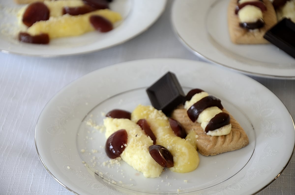 Shortbread cookie with Champagne pastry cream and chocolate.