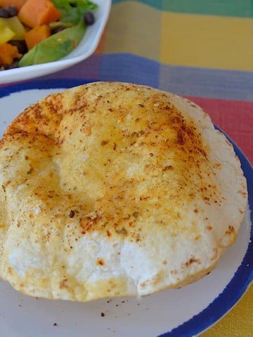 Puffy, crispy flour tortilla flavoured with olive oil and chili, lime seasoning.