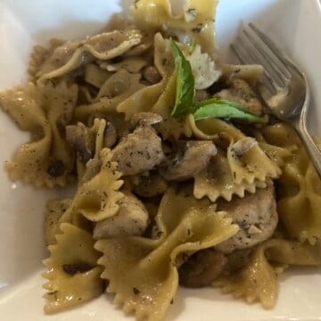 Chicken au poivre in a dish.
